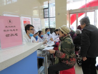 乐龄同行，健康相伴——市六医院携手晚报俱乐部为老人送上冬日暖阳